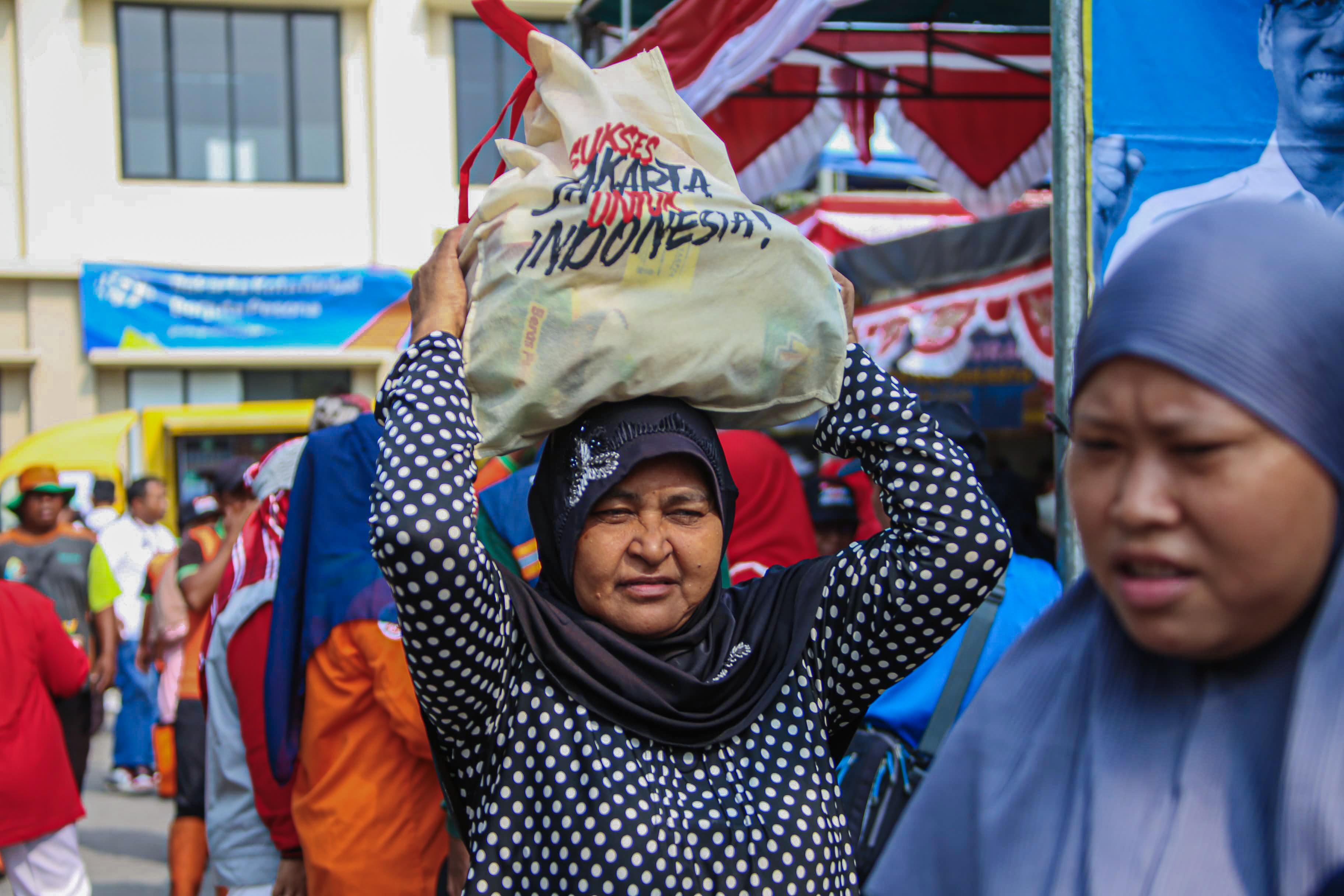 program-sembako-murah-pemprov-dki-jakarta-di-kelurahan-rawa-badak-utara