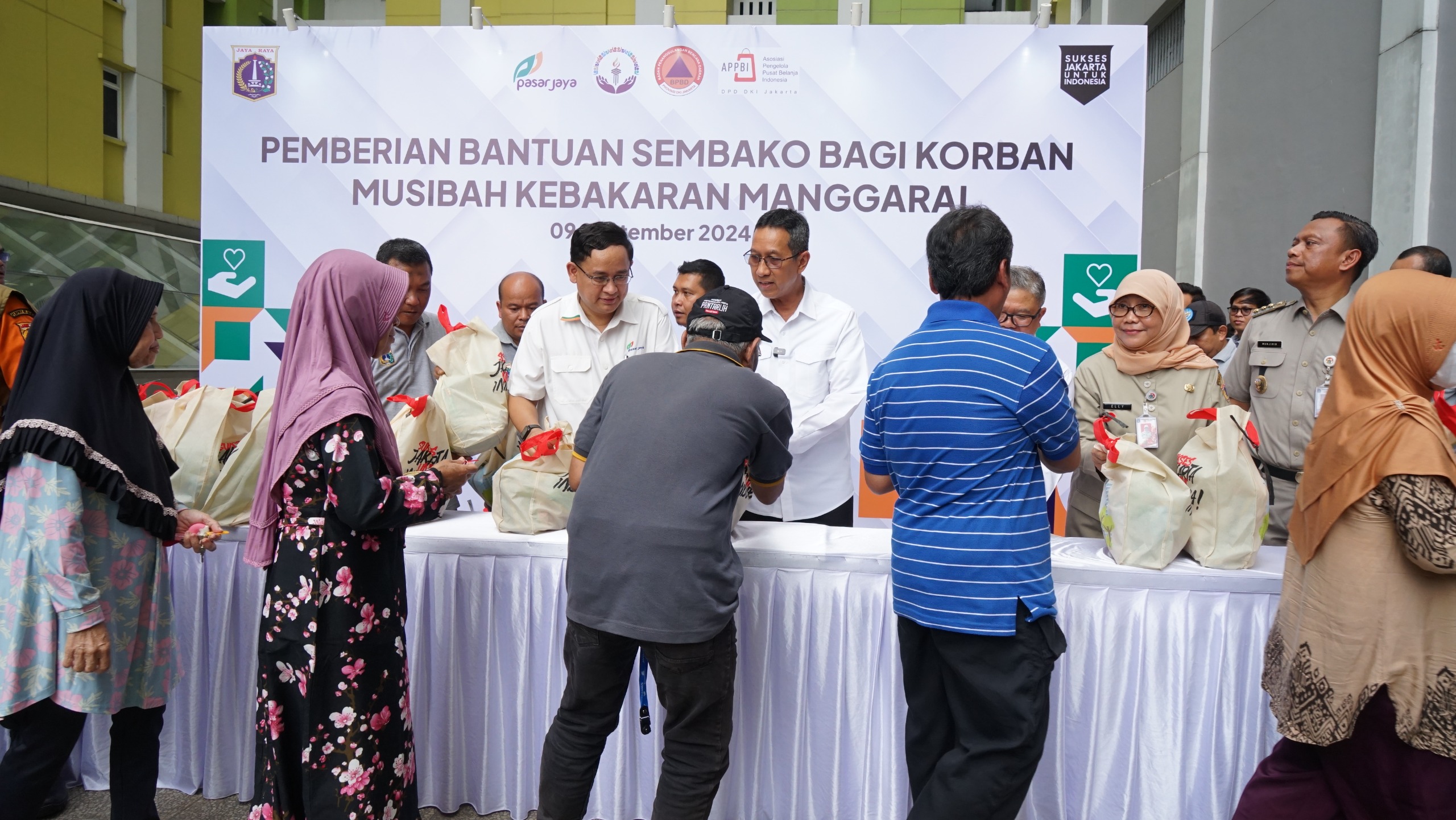 pmberian-bantuan-sembako-bagi-korban-kebakaran-manggarai-di-pasar-rumput